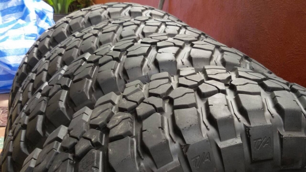 ขายล้อ bradley แท้ + ยาง bf km2 265/75/16 ปี 11 ขายล้อ bradley แท้ + ยาง bf km2 265/75/16 ปี 11