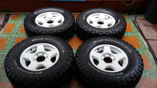 ขายล้อ bradley แท้ + ยาง bf km2 265/75/16 ปี 11