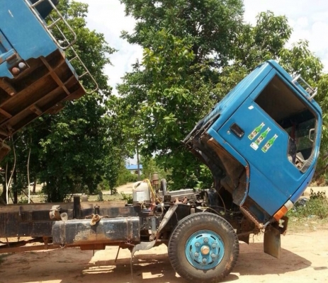 MITSUBISHI CANTER 115 HP 4D34 หกล้อดั๊มพ์ กระบะดั๊มพ์เหล็ก 4 ตันความยาว 3.60 เมตรสภาพดีพร้อมบรรทุกได้เลยครับ เครื่องยนต์แรงดีไม่มีเยิ้ม ภายในเก๋งคอนโซลครบพร้อม พวงมาลัยเพาเวอร์ ช่วงล่างคัชซีไม่แตกไม่บวม ยาง 8.25 ขอบ 16 สภาพดีประมาณ 65\% พร้อมใช้งาน เอกสารท