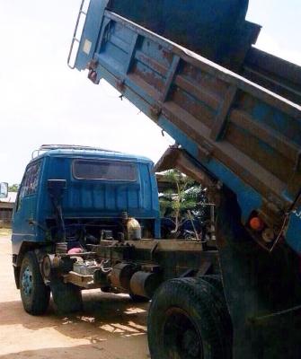 MITSUBISHI CANTER 115 HP 4D34 หกล้อดั๊มพ์ กระบะดั๊มพ์เหล็ก 4 ตันความยาว 3.60 เมตรสภาพดีพร้อมบรรทุกได้เลยครับ เครื่องยนต์แรงดีไม่มีเยิ้ม ภายในเก๋งคอนโซลครบพร้อม พวงมาลัยเพาเวอร์ ช่วงล่างคัชซีไม่แตกไม่บวม ยาง 8.25 ขอบ 16 สภาพดีประมาณ 65\% พร้อมใช้งาน เอกสารท