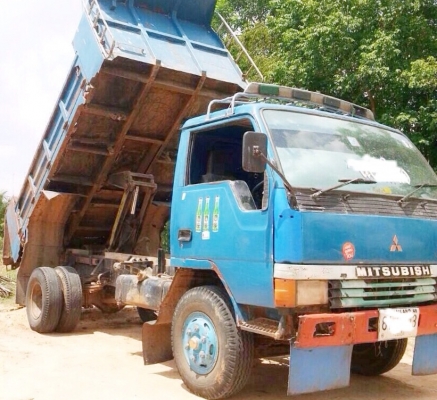 MITSUBISHI CANTER 115 HP 4D34 หกล้อดั๊มพ์ กระบะดั๊มพ์เหล็ก 4 ตันความยาว 3.60 เมตรสภาพดีพร้อมบรรทุกได้เลยครับ เครื่องยนต์แรงดีไม่มีเยิ้ม ภายในเก๋งคอนโซลครบพร้อม พวงมาลัยเพาเวอร์ ช่วงล่างคัชซีไม่แตกไม่บวม ยาง 8.25 ขอบ 16 สภาพดีประมาณ 65\% พร้อมใช้งาน เอกสารท