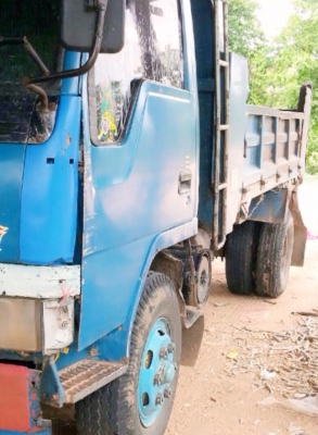 MITSUBISHI CANTER 115 HP 4D34 หกล้อดั๊มพ์ กระบะดั๊มพ์เหล็ก 4 ตันความยาว 3.60 เมตรสภาพดีพร้อมบรรทุกได้เลยครับ เครื่องยนต์แรงดีไม่มีเยิ้ม ภายในเก๋งคอนโซลครบพร้อม พวงมาลัยเพาเวอร์ ช่วงล่างคัชซีไม่แตกไม่บวม ยาง 8.25 ขอบ 16 สภาพดีประมาณ 65\% พร้อมใช้งาน เอกสารท