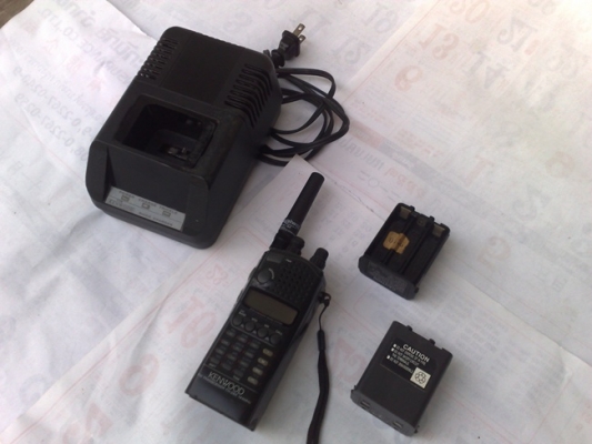 ขาย KENWOOD TH-28Eสถาพใช้งานปกติ สิ่งที่จะได้ 1.ตัวเครื่อง 2.แบต 6 ก้อน 3.เสายาง 4.แท่นชาร์ท 5.สายคล้องมือ 6.กล่องราง 6 ก้อน ขายในราคา 3500 บาทพร้อม EMS โอนไทยพาณิชย์ 0524083475 นิธฺโรจน์ วงษ์ขันธ์เดช หมายเหตุ ขั้วแบตไม่ค่อยสวย