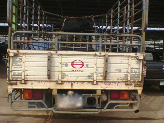 รถฮีโน่ 6 ล้อ รั่ว  150 แรงม้า ปี 50  สนใจติดต่อ 081 - 6079515