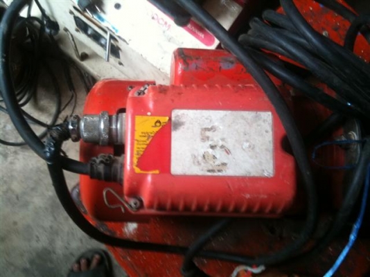 รอกสลิงไฟฟ้า 2 สาย ไม่มีตะขอครับ รอกสลิงไฟฟ้า 2 สาย ไม่มีตะขอครับ