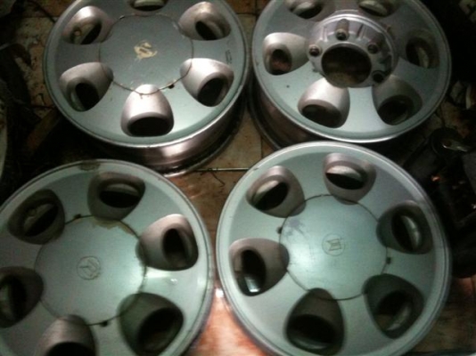 แม๊กขอบ 14  อีซูซุ 6 รู เดิมเดิม ครับ มี ฝา 3 อัน