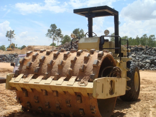 ขายรถบดสั่นสะเทือนใส่เปลือกหนาม INGERSOLL-RAND (รุ่น SD-100D) สภาพเยี่ยมพร้อมใช้งาน