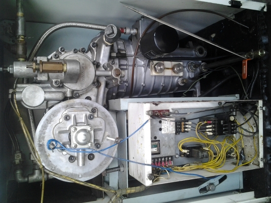 ปั๊มลมสกรู 2 แรง kobelco ไฟสามเฟส  สนใจติดต่อ 081-5266979 สินค้าอยู่พุทธมลทลสาย 4 ครับ