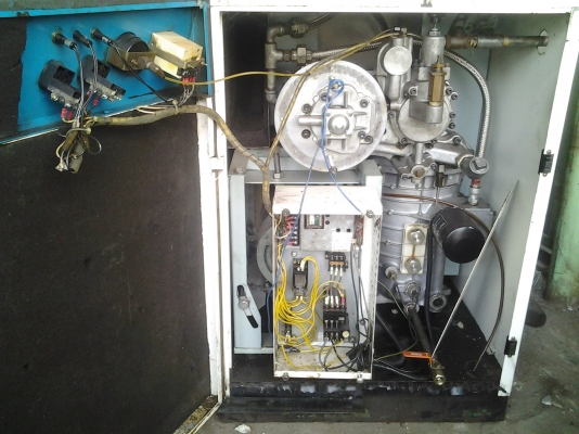 ปั๊มลมสกรู 2 แรง kobelco ไฟสามเฟส  สนใจติดต่อ 081-5266979 สินค้าอยู่พุทธมลทลสาย 4 ครับ