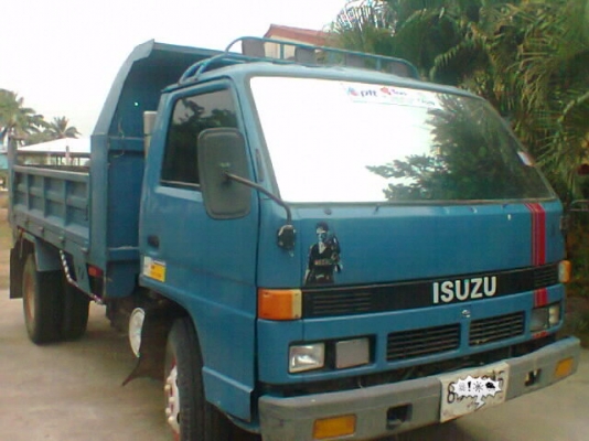 ISUZU NPR เครื่อง 120 HP 4HF1 ฝาขาว หกล้อดั๊มพ์ กระบะดั๊มพ์เหล็ก 4 ตันยาว 3.50 เมตร เครื่องแรงดีไม่เยิ้มลงเล่มครบถูกต้อง หัวบางสีสันสวยไม่มีผุภายในเก๋งคอนโซลครบ เกียร์สั้น พวงมาลัยเพาเวอร์ ช่วงล่างใหญ่คานหน้า F เฟืองท้ายติด F ครบหมดแล้ว คัชซีไม่ดาม ยางสภา