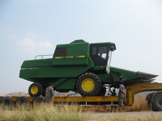 รถเกี่ยวข้าวโพด พร้อมหัวจอร์นเดียร์ รถเกี่ยวข้าวโพด พร้อมหัวจอร์นเดียร์