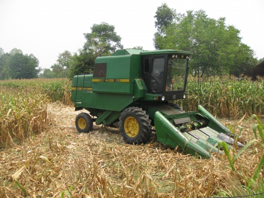 รถเกี่ยวข้าวโพด พร้อมหัวจอร์นเดียร์ รถเกี่ยวข้าวโพด พร้อมหัวจอร์นเดียร์