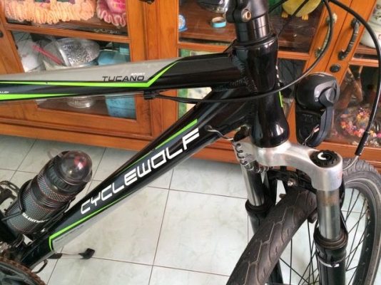 ลดราคาเหลือ 5,999 จักรยาน LA ทำยี่ห้อและมาตรฐานส่งออกต่างประเทศ ล้อ 26 นิ้วแก้มยางเรืองแสง วงล้ออัลลอย โครงอัลลอย แข็งแรงน้ำหนักเบา เกียร์ชิมาโน่ 24 สปีด ดุมหน้าชิมาโน่ปั่นไฟในตัว มีไฟท้ายและไฟหน้าในตัว ติดอัตโนมัติและดับอัตโนมัติ เวลาจอดด้านหน้าจะมีไฟหรี