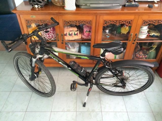 ลดราคาเหลือ 5,999 จักรยาน LA ทำยี่ห้อและมาตรฐานส่งออกต่างประเทศ ล้อ 26 นิ้วแก้มยางเรืองแสง วงล้ออัลลอย โครงอัลลอย แข็งแรงน้ำหนักเบา เกียร์ชิมาโน่ 24 สปีด ดุมหน้าชิมาโน่ปั่นไฟในตัว มีไฟท้ายและไฟหน้าในตัว ติดอัตโนมัติและดับอัตโนมัติ เวลาจอดด้านหน้าจะมีไฟหรี