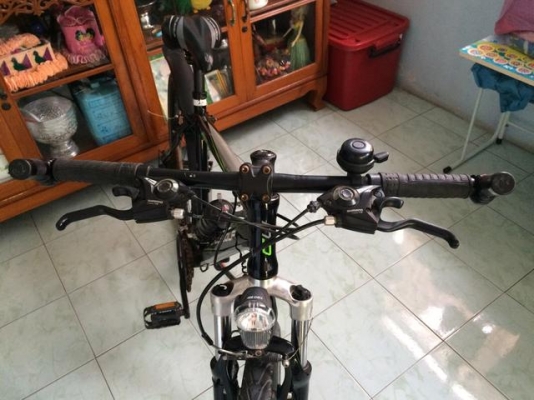 ลดราคาเหลือ 5,999 จักรยาน LA ทำยี่ห้อและมาตรฐานส่งออกต่างประเทศ ล้อ 26 นิ้วแก้มยางเรืองแสง วงล้ออัลลอย โครงอัลลอย แข็งแรงน้ำหนักเบา เกียร์ชิมาโน่ 24 สปีด ดุมหน้าชิมาโน่ปั่นไฟในตัว มีไฟท้ายและไฟหน้าในตัว ติดอัตโนมัติและดับอัตโนมัติ เวลาจอดด้านหน้าจะมีไฟหรี