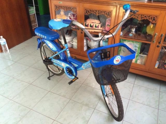 จักรยานแม่บ้าน ยี่ห้อ LA ขนาด 20 นิ้ว ลายลิขสิทธิ์โดเรมอนแท้ วงล้อมีเนียม ซี่ลวดและดุมสแตนเลส สภาพใหม่มากตามรูป ซื้อให้แฟนขี่แค่ 2-3 ครั้งจอดทิ้งฝุ่นเกาะไม่มีคนขี่ ดอกยางเต็ม โซ่ใหม่มากไม่มีสนิม สนใจมาดูรถก่อนได้ถูกใจค่อยซื้อ ราคาต่อรองได้ อยู่ใกล้ทางแยกส