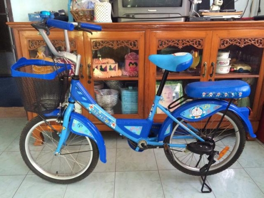 จักรยานแม่บ้าน ยี่ห้อ LA ขนาด 20 นิ้ว ลายลิขสิทธิ์โดเรมอนแท้ วงล้อมีเนียม ซี่ลวดและดุมสแตนเลส สภาพใหม่มากตามรูป ซื้อให้แฟนขี่แค่ 2-3 ครั้งจอดทิ้งฝุ่นเกาะไม่มีคนขี่ ดอกยางเต็ม โซ่ใหม่มากไม่มีสนิม สนใจมาดูรถก่อนได้ถูกใจค่อยซื้อ ราคาต่อรองได้ อยู่ใกล้ทางแยกส