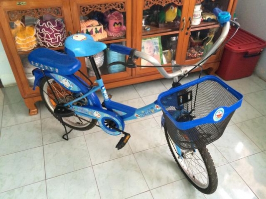 จักรยานแม่บ้าน ยี่ห้อ LA ขนาด 20 นิ้ว ลายลิขสิทธิ์โดเรมอนแท้ วงล้อมีเนียม ซี่ลวดและดุมสแตนเลส สภาพใหม่มากตามรูป ซื้อให้แฟนขี่แค่ 2-3 ครั้งจอดทิ้งฝุ่นเกาะไม่มีคนขี่ ดอกยางเต็ม โซ่ใหม่มากไม่มีสนิม สนใจมาดูรถก่อนได้ถูกใจค่อยซื้อ ราคาต่อรองได้ อยู่ใกล้ทางแยกส