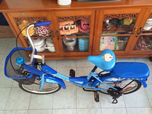 จักรยานแม่บ้าน ยี่ห้อ LA ขนาด 20 นิ้ว ลายลิขสิทธิ์โดเรมอนแท้ วงล้อมีเนียม ซี่ลวดและดุมสแตนเลส สภาพใหม่มากตามรูป ซื้อให้แฟนขี่แค่ 2-3 ครั้งจอดทิ้งฝุ่นเกาะไม่มีคนขี่ ดอกยางเต็ม โซ่ใหม่มากไม่มีสนิม สนใจมาดูรถก่อนได้ถูกใจค่อยซื้อ ราคาต่อรองได้ อยู่ใกล้ทางแยกส