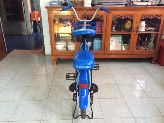 จักรยานแม่บ้าน ยี่ห้อ LA ขนาด 20 นิ้ว ลายลิขสิทธิ์โดเรมอนแท้ วงล้อมีเนียม ซี่ลวดและดุมสแตนเลส สภาพใหม่มากตามรูป ซื้อให้แฟนขี่แค่ 2-3 ครั้งจอดทิ้งฝุ่นเกาะไม่มีคนขี่ ดอกยางเต็ม โซ่ใหม่มากไม่มีสนิม สนใจมาดูรถก่อนได้ถูกใจค่อยซื้อ ราคาต่อรองได้ อยู่ใกล้ทางแยกส