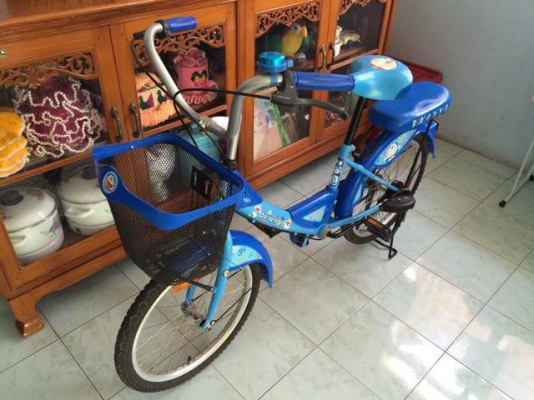 จักรยานแม่บ้าน ยี่ห้อ LA ขนาด 20 นิ้ว ลายลิขสิทธิ์โดเรมอนแท้ วงล้อมีเนียม ซี่ลวดและดุมสแตนเลส สภาพใหม่มากตามรูป ซื้อให้แฟนขี่แค่ 2-3 ครั้งจอดทิ้งฝุ่นเกาะไม่มีคนขี่ ดอกยางเต็ม โซ่ใหม่มากไม่มีสนิม สนใจมาดูรถก่อนได้ถูกใจค่อยซื้อ ราคาต่อรองได้ อยู่ใกล้ทางแยกส