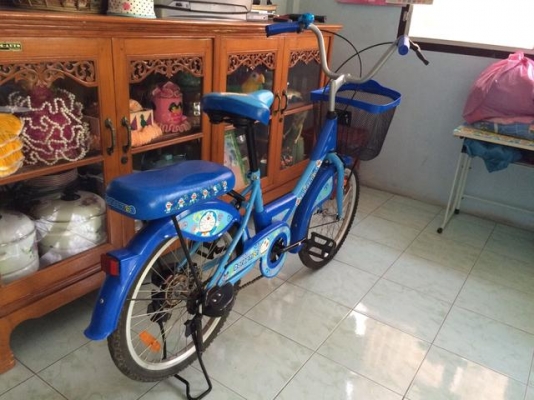 จักรยานแม่บ้าน ยี่ห้อ LA ขนาด 20 นิ้ว ลายลิขสิทธิ์โดเรมอนแท้ วงล้อมีเนียม ซี่ลวดและดุมสแตนเลส สภาพใหม่มากตามรูป ซื้อให้แฟนขี่แค่ 2-3 ครั้งจอดทิ้งฝุ่นเกาะไม่มีคนขี่ ดอกยางเต็ม โซ่ใหม่มากไม่มีสนิม สนใจมาดูรถก่อนได้ถูกใจค่อยซื้อ ราคาต่อรองได้ อยู่ใกล้ทางแยกส