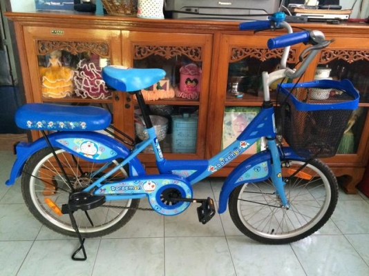 จักรยานแม่บ้าน ยี่ห้อ LA ขนาด 20 นิ้ว ลายลิขสิทธิ์โดเรมอนแท้ วงล้อมีเนียม ซี่ลวดและดุมสแตนเลส สภาพใหม่มากตามรูป ซื้อให้แฟนขี่แค่ 2-3 ครั้งจอดทิ้งฝุ่นเกาะไม่มีคนขี่ ดอกยางเต็ม โซ่ใหม่มากไม่มีสนิม สนใจมาดูรถก่อนได้ถูกใจค่อยซื้อ ราคาต่อรองได้ อยู่ใกล้ทางแยกส