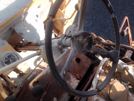 KOMATSU JH30 รถตักล้อยาง รถบอดี้เดิมๆสภาพดีมากครับ เครื่องยนต์เดิมปั๊มเดิมๆเครื่องอ่อนต้องฟิตเครื่องใหม่ ระบบของเหลวไฮดรอลิกส์ยังสภาพดี แขนยังไม่ได้ต่อตักได้ 1 คิว ช่วงล่างดียางสภาพสวยครับพร้อมใช้งาน เอกสารสัญญาซื้อขาย ราคาต่อรองได้ครับ