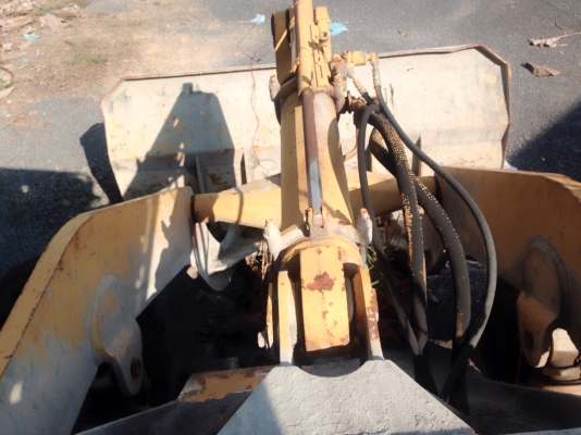 KOMATSU JH30 รถตักล้อยาง รถบอดี้เดิมๆสภาพดีมากครับ เครื่องยนต์เดิมปั๊มเดิมๆเครื่องอ่อนต้องฟิตเครื่องใหม่ ระบบของเหลวไฮดรอลิกส์ยังสภาพดี แขนยังไม่ได้ต่อตักได้ 1 คิว ช่วงล่างดียางสภาพสวยครับพร้อมใช้งาน เอกสารสัญญาซื้อขาย ราคาต่อรองได้ครับ