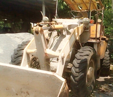 KOMATSU JH30 รถตักล้อยาง รถบอดี้เดิมๆสภาพดีมากครับ เครื่องยนต์เดิมปั๊มเดิมๆเครื่องอ่อนต้องฟิตเครื่องใหม่ ระบบของเหลวไฮดรอลิกส์ยังสภาพดี แขนยังไม่ได้ต่อตักได้ 1 คิว ช่วงล่างดียางสภาพสวยครับพร้อมใช้งาน เอกสารสัญญาซื้อขาย ราคาต่อรองได้ครับ