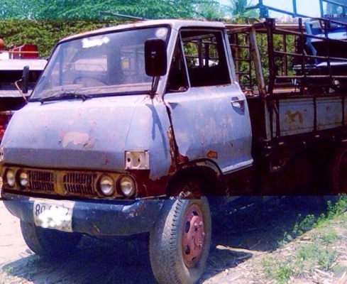 NISSAN CABALL 100 HP 4BC2 รถบรรทุกหกล้อ นิสสัน คาร์บอน กระบะคอกเหล็กความยาว 3.20 เมตรสภาพดีพร้อมบรรทุกได้เลยครับ เครื่องยนต์ อีซูซุ 100 แรงลงเล่มครบพร้อมแรงดีไม่มีเยิ้ม ภายในเก๋งคอนโซลยังอยู่ครบพร้อม พวงมาลัยธรรมดา ช่วงล่างคัชซีไม่ผุไม่บวม ยางสภาพดีประมาณ