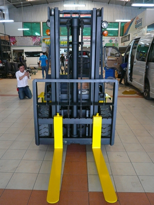 ขายรถโฟล์คลิฟท์มือสอง KOMATSU รุ่น FG20-7  ราคา 145,000 บาท นำเข้าจากประเทศญี่ปุ่น 100\% ไม่เคยใช้งานในประเทศไทย