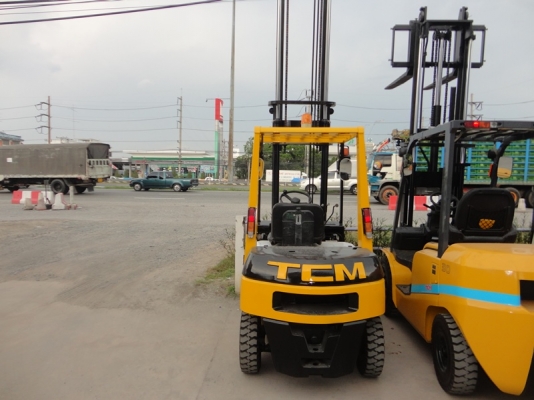 ขายรถโฟล์คลิฟท์ดีเซล tcm ขนาด2.5 ตัน เกียร ออโต้เสาสูง 4เมตร