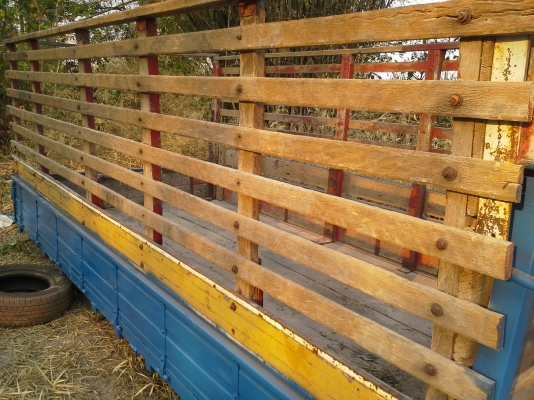 ขายกระบะหก กว้างประมาณ 2.2 เมตร ยาว 4 เมตรกว่า ราคาถูก กระบะมืดมีผุเล็กน้อย กระบะพื้นดูดี