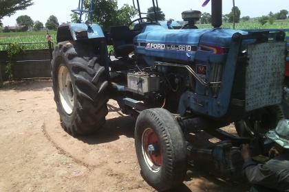 ขายรถไถฟอร์ดเสื้อลายพร้อมลุยงานหนักพร้อมโอน325000บาท