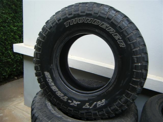 ขายยาง THUNDERER 285/75/16 ปี 2011