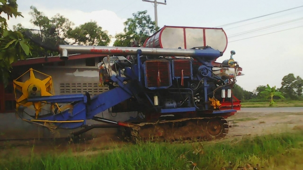 รถเกี่ยว ไทยเจริญ อุ้ม 2.5 ตัน  ตามภาพ   ราคา 450,000  บาท