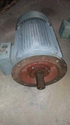 ขายหม้อเตอร์หน้าแปลนขนาด 25 แรงม้ากับ 30 แรงม้า 975 รอบ ขายหม้อเตอร์หน้าแปลนขนาด 25 แรงม้ากับ 30 แรงม้า 975 รอบ