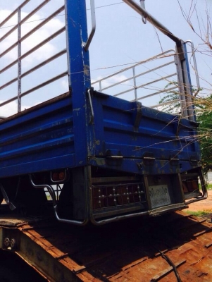 กระบะสแตนเลสยาว5เมตรแชชซี75cm ยกลงจากNPRปี48ครับ(รับติดตั้งให้พร้อมแชชซีกว้างไม่เท่ากันเราใส่ได้ครับ)