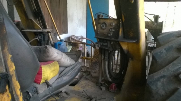 ขายรถคีบ 3 ล้อ ราคาถูก สภาพพร้อมใช้งาน ยางดีมาก เครื่องดี ปั้มดี ใช้งานคีบอ้อยเพิ่งเสร็จครับ