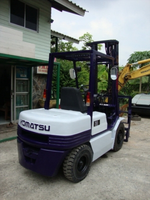 +++ ขายโฟล์คลิฟท์  KOMATSU FD30-11  ขนาด 3  ตัน  เครื่องยนต์ดีเซล  เสา  4  เมตร  เกียร์ธรรมดา  งา 1,070  มม.