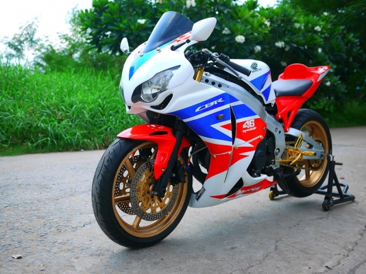 ขาย cbr400 แฟริ่ง Cbr1000 08 พร้อมทะเบียนแท้ รถสวยมาก เปลี่ยนเครื่องใหม่แล้วเป็นเครื่อง cb400 แจ้งลงเล่มเรียบร้อย