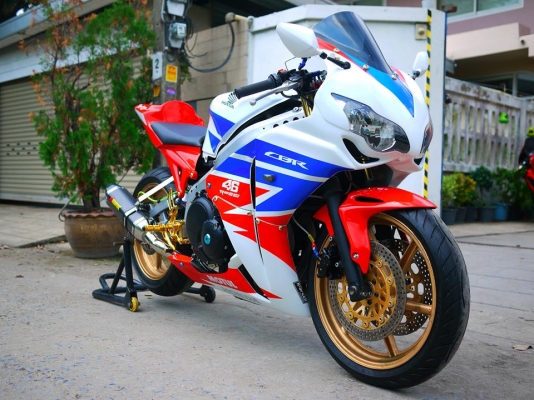 ขาย cbr400 แฟริ่ง Cbr1000 08 พร้อมทะเบียนแท้ รถสวยมาก เปลี่ยนเครื่องใหม่แล้วเป็นเครื่อง cb400 แจ้งลงเล่มเรียบร้อย