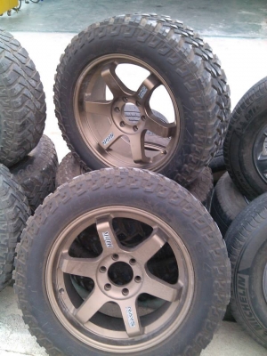 ขายแม็คใหม่พร้อมยางแม็คซิส มัด  ขนาด 275/60 R 20  ยางปี 12  จำนวน 1 ชุด  ขาย 29,500