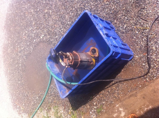 ปั๊มน้าจุ่มแช่ไดโว่แบบดูดโคลนได้ ยี่ห้อ LUCKY PRO ขนาด 450 W. ขนาดท่อส่ง 2 นิ้ว