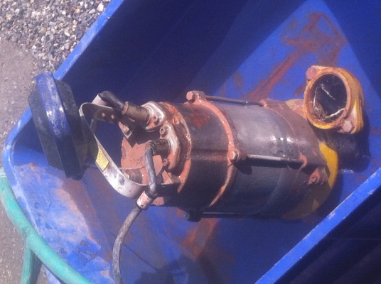 ปั๊มน้าจุ่มแช่ไดโว่แบบดูดโคลนได้ ยี่ห้อ LUCKY PRO ขนาด 450 W. ขนาดท่อส่ง 2 นิ้ว