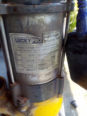 ปั๊มน้าจุ่มแช่ไดโว่แบบดูดโคลนได้ ยี่ห้อ LUCKY PRO ขนาด 450 W. ขนาดท่อส่ง 2 นิ้ว