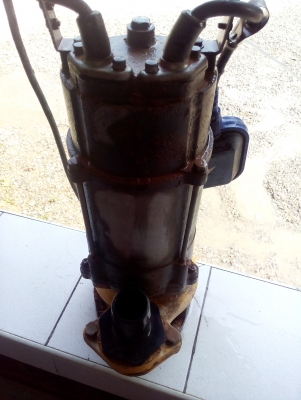 ปั๊มน้าจุ่มแช่ไดโว่แบบดูดโคลนได้ ยี่ห้อ LUCKY PRO ขนาด 450 W. ขนาดท่อส่ง 2 นิ้ว