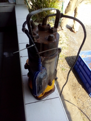 ปั๊มน้าจุ่มแช่ไดโว่แบบดูดโคลนได้ ยี่ห้อ LUCKY PRO ขนาด 450 W. ขนาดท่อส่ง 2 นิ้ว