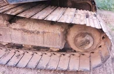 KOMATSU PC 60-3 เครื่องเดิมปั๊มเดิมๆทำงานได้เร็วดีครับ ภายในเก๋งคอนโทรลยาวใช้งานง่ายคล่องตัวดี ภายนอกบูมอาร์มมีปะมีดามบ้างเล็กน้อยครับแต่ทำงานได้ดีเลยครับ ช่วงล่างเอวแน่น เฟลมสวยไม่ผุ โรลเลอร์โซ่บูทใบแทรกสภาพดีประมาณ 60\% เอกสารสัญญาซื้อขาย ราคาต่อรองได้คร